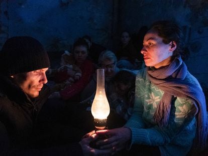 Civiles en un refugio, en una escena del documental '20 días en Mariúpol'.