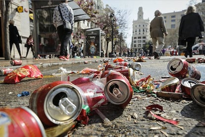 Restos de basura en la plaza del Ayuntamiento de Valencia tras la 'mascletà'.