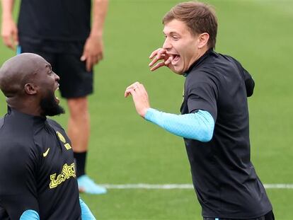 Romelu Lukaku y Nicolo Barella durante un entrenamiento del Inter previo al partido de semifinales de Champions League ante el AC Milan, este lunes.