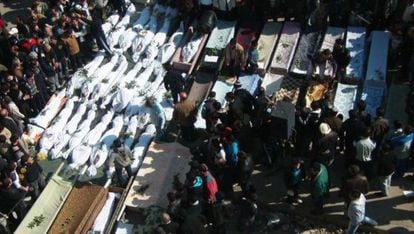 Vecinos de Homs asisten al entierro de varias víctimas del ataque. La foto fue realizada por un particular, que la envió a la agencia para su distribución.