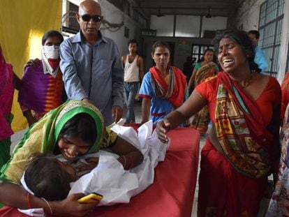 Un menor con encefalitis aguda en un hospital de Muzzaffarpur, al norte de India. 