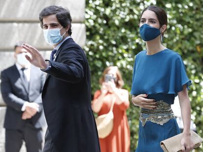 Fernando Fitz-James Stuart, futuro duque de Alba y hermano mayor del novio, junto a su mujer, Sofía Palazuelo. Los duques de Huéscar se dieron el ‘sí, quiero’ hace tres años en una multitudinaria ceremonia celebrada también en el Palacio de Liria, residencia familiar que ha sido testigo de los principales enlaces de la Casa de Alba.