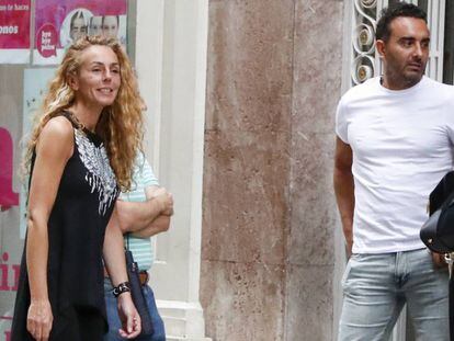 Rocio Carrasco y su marido, Fidel Albiac, en Granada el 20 de septiembre.