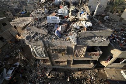 Vista aérea de un edificio destruido tras un bombardeo israelí en la ciudad de Jan Yunis, este viernes. 
