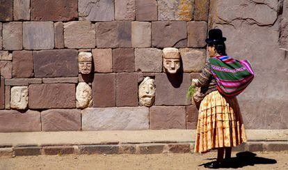 Una mujer aimara en el yacimiento arqueológico de Tiahuanaco, en Bolivia.