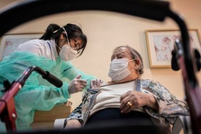 Una anciana de la residencia de mayores Domusvi de Leganés, en Madrid, recibe una dosis de la vacuna a principios de enero.