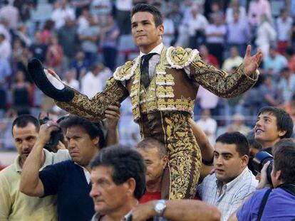 José María Manzanares sale a hombros de la Monumental de Barcelona en 2010.