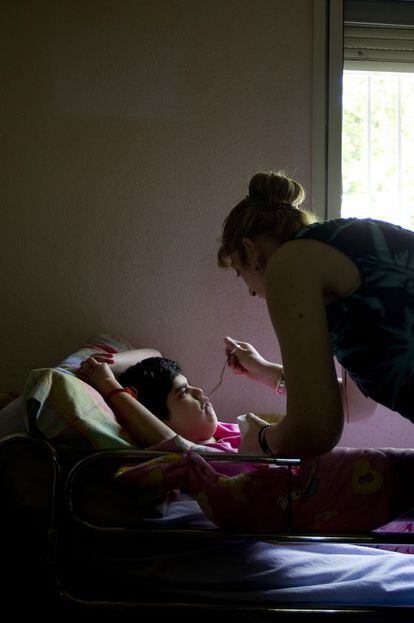 Rosa Guijo atiende a su hija Estefanía, dependiente severa.