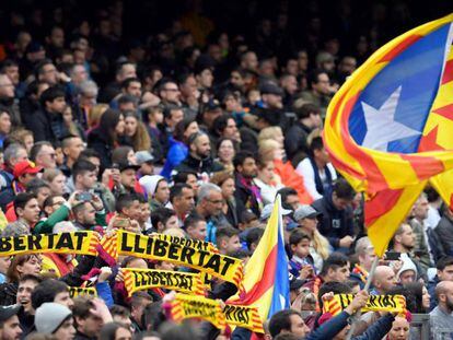 Aficionados del Barça piden libertar para los presos políticos.
