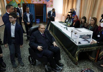 El presidente de Argelia, Abdelaziz Buteflika, vota en un colegio electoral durante las sextas elecciones legislativas, en Argel