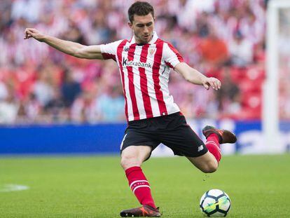 Laporte golpea el bal&oacute;n en San Mam&eacute;s.