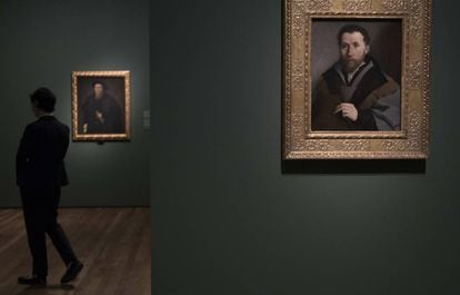 Salas de la exposición de Lorenzo Lotto en el Museo del Prado, en primer término 'Retrato de un hombre con sombrero de fieltro' (1541), al fondo 'Retrato de caballero con guante' (1542-1544).