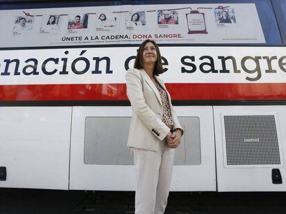Carmen Martín, directora de Salud y Socorro de Cruz Roja, frente a un autobús de donación de sangre.