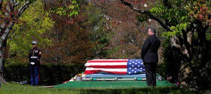 Un ataúd cubierto con la bandera de Estados Unidos de un veterano del Ejército fallecido por coronavirus.
