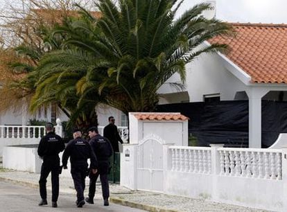 Varios agentes portugueses, frente a la casa de Óbidos en la que los etarras guardaban explosivos.