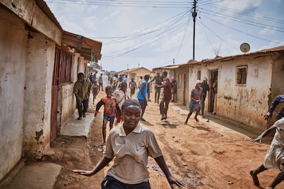 Un grupo de refugiados del campo de Dzaleka corre para escapar de los gases lacrimógenos disparados por la policía el 22 de noviembre de 2022. Los agentes se enfrentaron a los refugiados cuando estos saquearon algunos artículos de un almacén tras descubrir que sus nombres faltaban en una lista de distribución de material de construcción.