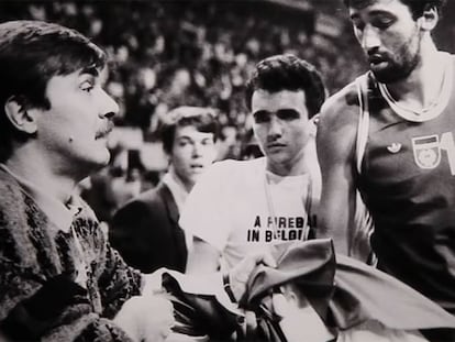 El serbio Vlade Divac (#12) de la selección de básquetbol de Yugoslavia mira la bandera de Croacia con la que Tomás Bilanovic Sakic protestaba en la cancha.