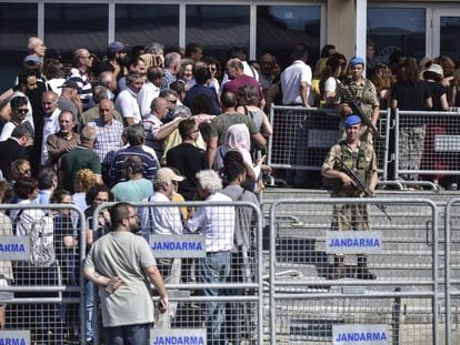 Gendarmes armados vigilan la entrada al tribunal donde tiene lugar el juicio contra los activistas de Gezi, en el complejo penitenciario de Silivri (Estambul).