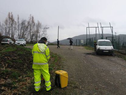 Un top&oacute;grafo contratado para la obra de la Xunta trabaja en Ponte Caldelas con coches policiales en las inmediaciones.