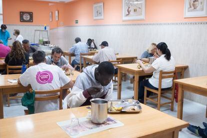 Momento del almuerzo a mediodía en el comedor del Centro para Personas sin Hogar de Pozas, en Malasaña.