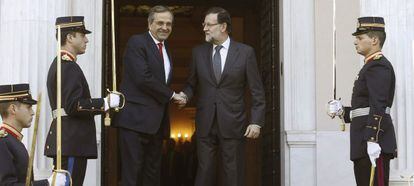 El presidente del Gobierno espa&ntilde;ol, Mariano Rajoy (d), ha sido recibido hoy por el primer ministro griego, Andonis Samar&aacute;s (i).