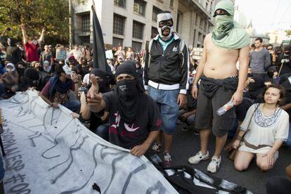 Un grupo de personas se manifiesta en el centro de Sao Paulo (Brasil).