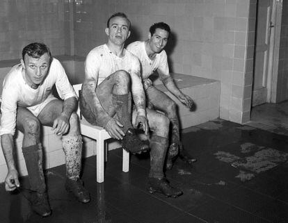 Di Stéfano, Santamaría y Gento en el vestuario del Real Madrid después del partido de Copa de Europa frente al Vasas de Budapest, en 1958. En aquella edición, los blancos alzarían su cuarto título consecutivo.
