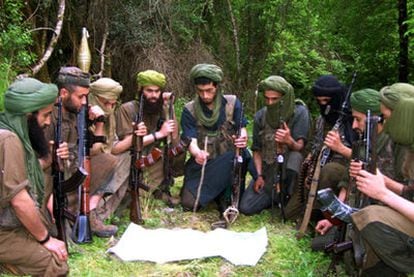 El jefe de Al Qaeda, Abdelmalek Droukdel (cuarto por la izquierda), en una reunión en el norte de Argelia.