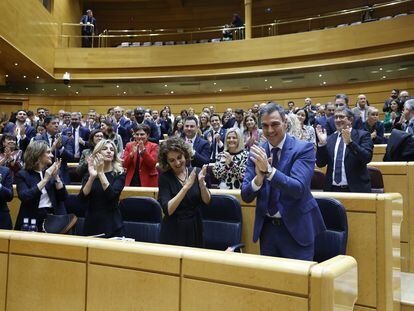 El presidente del Gobierno, Pedro Sánchez (a la derecha de la imagen), y la vicepresidenta primera y ministra de Hacienda, María Jesús Montero, durante la votación en el pleno del Congreso, reunido excepcionalmente en el Senado, este miércoles.