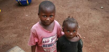 Amadu, de cuatro años (izquierda), y su hermana Hawaiu, de tres, viven con su abuela tras la muerte de sus padres por ébola.