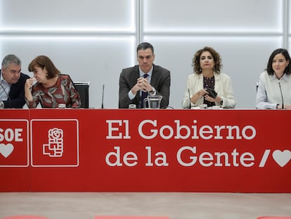 El secretario general del PSOE, Pedro Sánchez, con los principales cargos de la ejecutiva del partido.