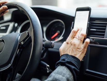 Los soportes de móvil para el coche ayudan a aumentar la seguridad mientras conducimos.