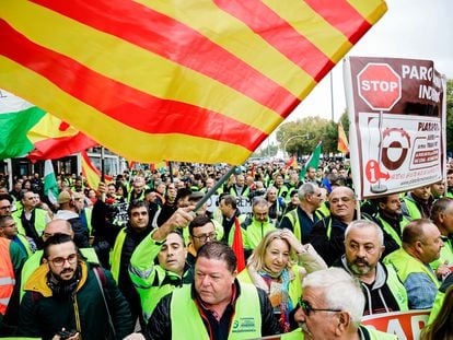Manifestación de los transportistas de la Plataforma de Defensa del Transporte, este lunes en Madrid.