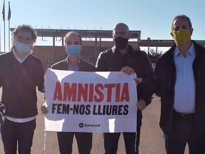 Desde la izquierda, el presidente de Òmnium, Jordi Cuixart, y los exconsellers Jordi Turull, Raül Romeva y Joaquim Forn, al salir de la cárcel de Lledoners (Barcelona), el viernes pasado.