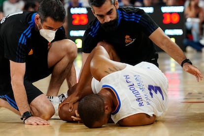 Anthony Randolph se duele de su rodilla durante el primer partido de la final de la Liga Endesa que disputaron el lunes frente al FC Barcelona en el Palau Blaugrana de Barcelona.