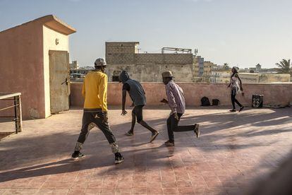 El centro de Saint Louis (Senegal), acoge diferentes eventos relacionados con la cultura urbana, como los “Hip Hop Games”, el “Battle Nationale” o el festival de rap “Beccegu Ndar”, organizado por asociaciones locales en colaboración con Diagn’art.