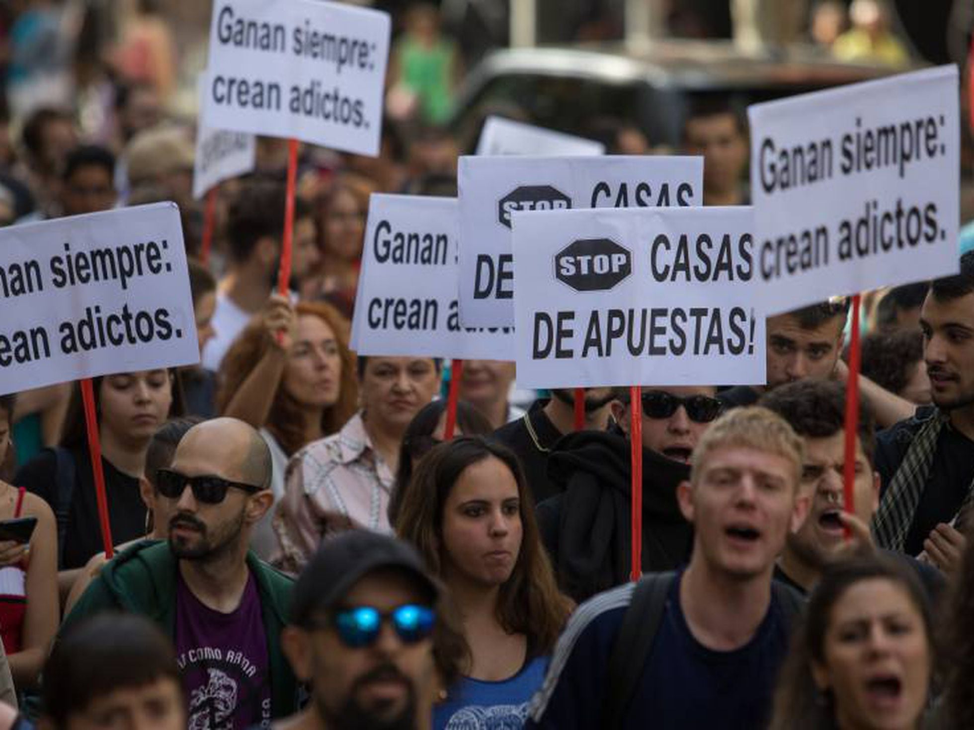 La mayor manifestación en Madrid contra las casas de apuestas pide echarlas  de los barrios | Madrid | EL PAÍS
