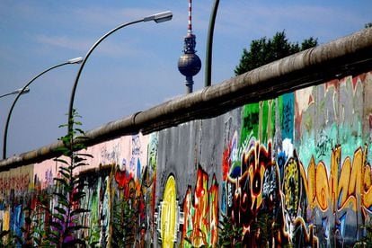 El East Side Gallery fue restaurado en 2009 debido al deterioro de algunos de sus grafitis. El alcalde de Berlín, Klaus Wowereit, declaró entonces: "Éramos el pueblo más feliz tras la caída del Muro y esta galería nos recuerda aquel momento".