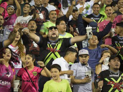 Aficionados de los Bravos de Juárez durante un partido