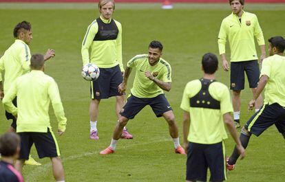 Jugadores del Barcelona durante el entrenamiento en Múnich. En el centro, a punto de cabecear, Dani Alves.