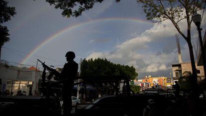 Un soldado hace guardia en las calles de Iguala, M&eacute;xico. 