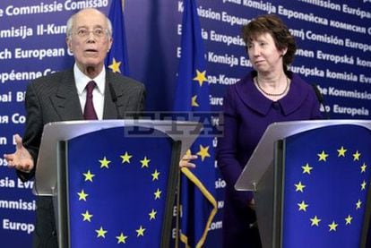 Ahmed Ouneies, nuevo ministro tunecino de Asuntos Exteriores y Catherine Ashton, alta representante de la Unión Europea para Asuntos Exteriores, durante la rueda de prensa que ofrecieron tras su reunión en Bruselas.