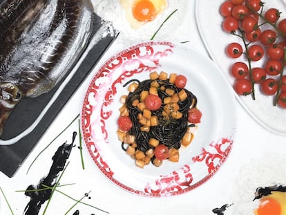 ‘Spaghetti nero’ con guiso de sepia y tomatitos