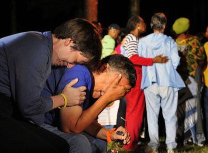 Dos activistas lloran al conocer el rechazo del Supremo de EE UU a la última petición de Troy Davis, en Jackson, Georgia.