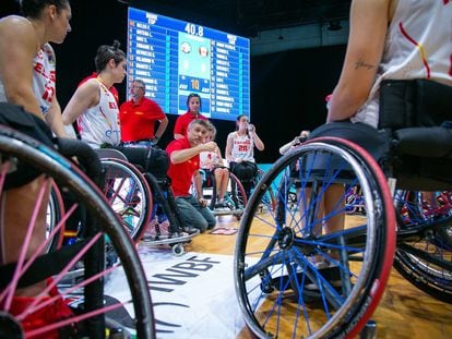 La selección española femenina de baloncesto en silla de ruedas quedó segunda de grupo, pero cayó ante Estados Unidos en cuartos de final.