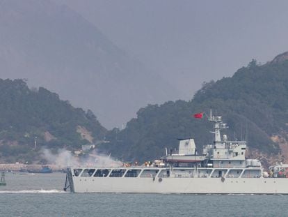 Un buque militar chino disparaba este sábado hacia la costa durante unas maniobras cerca de Fuzhou, en el Estrecho de Formosa.