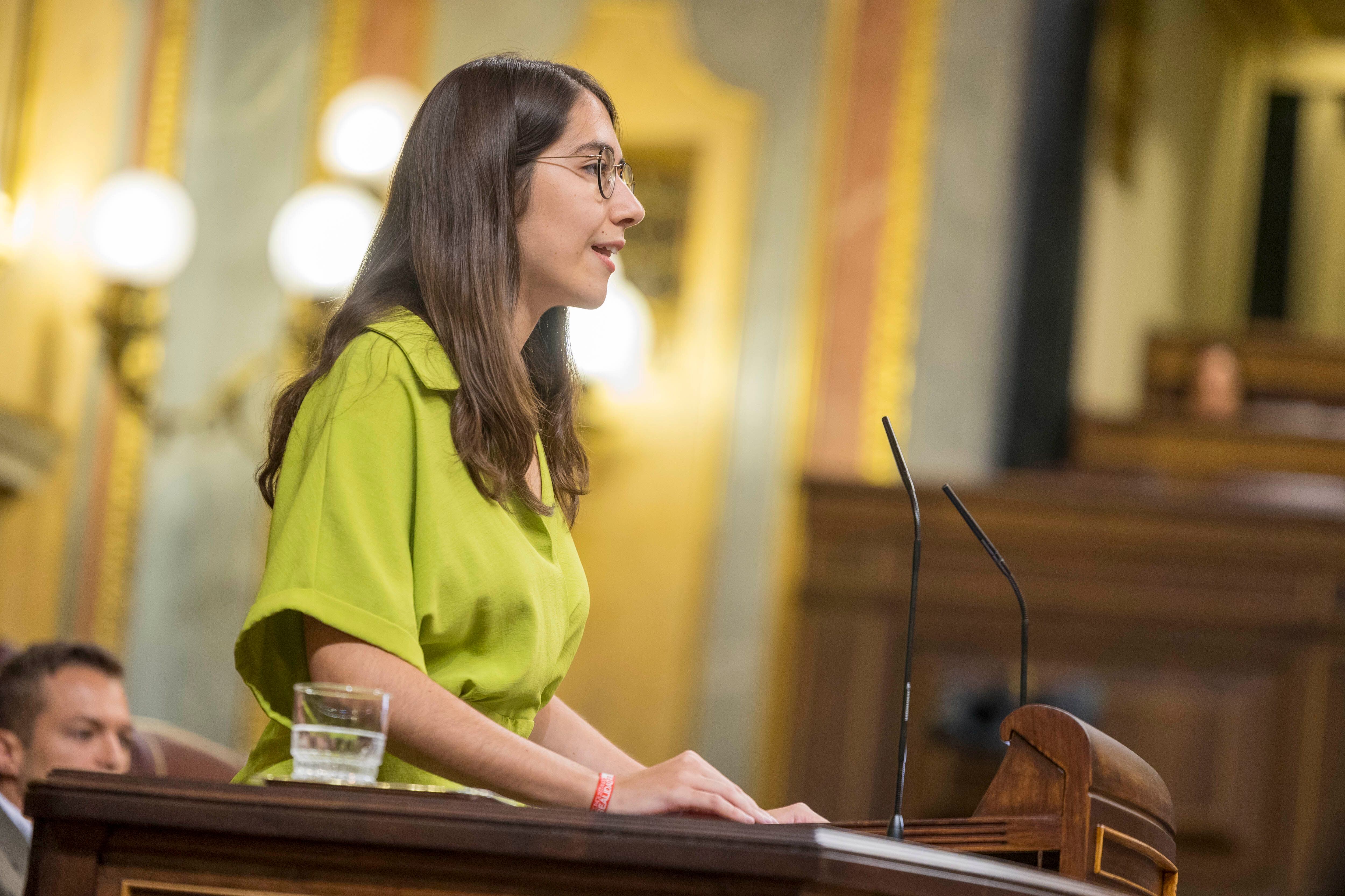 La diputada socialista, Ada Santana, toma la palabra en calidad de secretaria primera de la Mesa de edad al ser la parlamentaria más joven. 