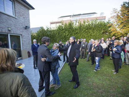 Puigdemont saluda alguns dels assistents a la commemoració de l'1-O a la casa de Waterloo.