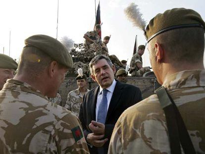 Gordon Brown habla con los soldados británicos en su base en el aeropuerto de Basora, al sur de Irak.