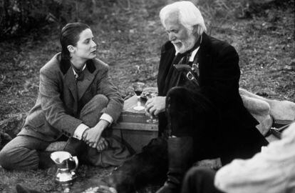 Aitana Sánchez Gijón y Federico Luppi en una imagen de la película 'La ley de la frontera', dirigida por Adolfo Aristaráin.